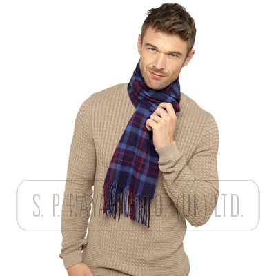 CHECKED SCARF WITH TASSELS. 
